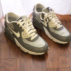 Boys air max size 5.5 equal to women size 7